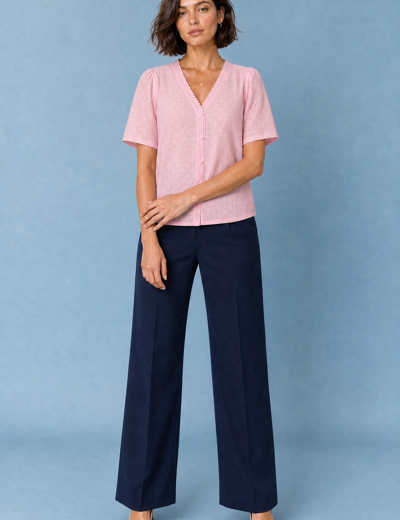 Blouse blanche col V ajourée | Variante Rose | Lounelle Paris