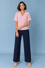 Blusa bianca con scollo a V traforata