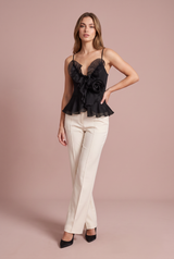 Top a bretelle con volant e fiore