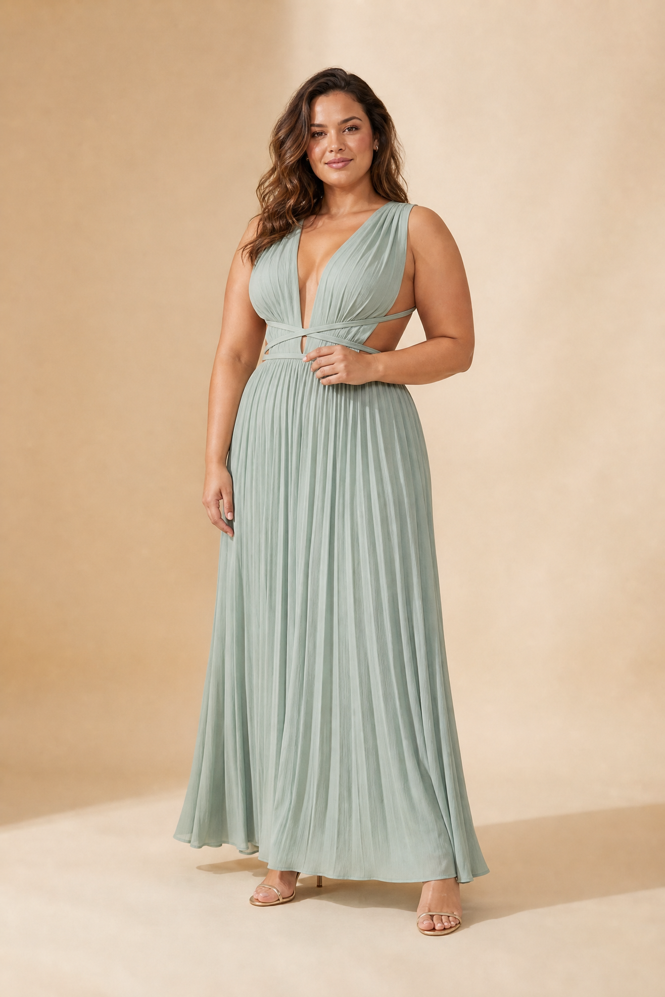 Robe longue vert sauge plissée taille nouée | Porté sur une silhouette plus ronde | Lounelle Paris