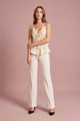 Top a bretelle con volant e fiore