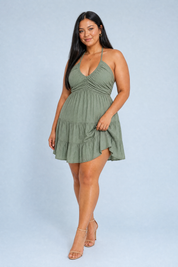 Robe col en U dos nu | Porté sur une silhouette plus ronde | Lounelle Paris