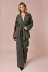 Completo trench grigio con pantaloni ampi