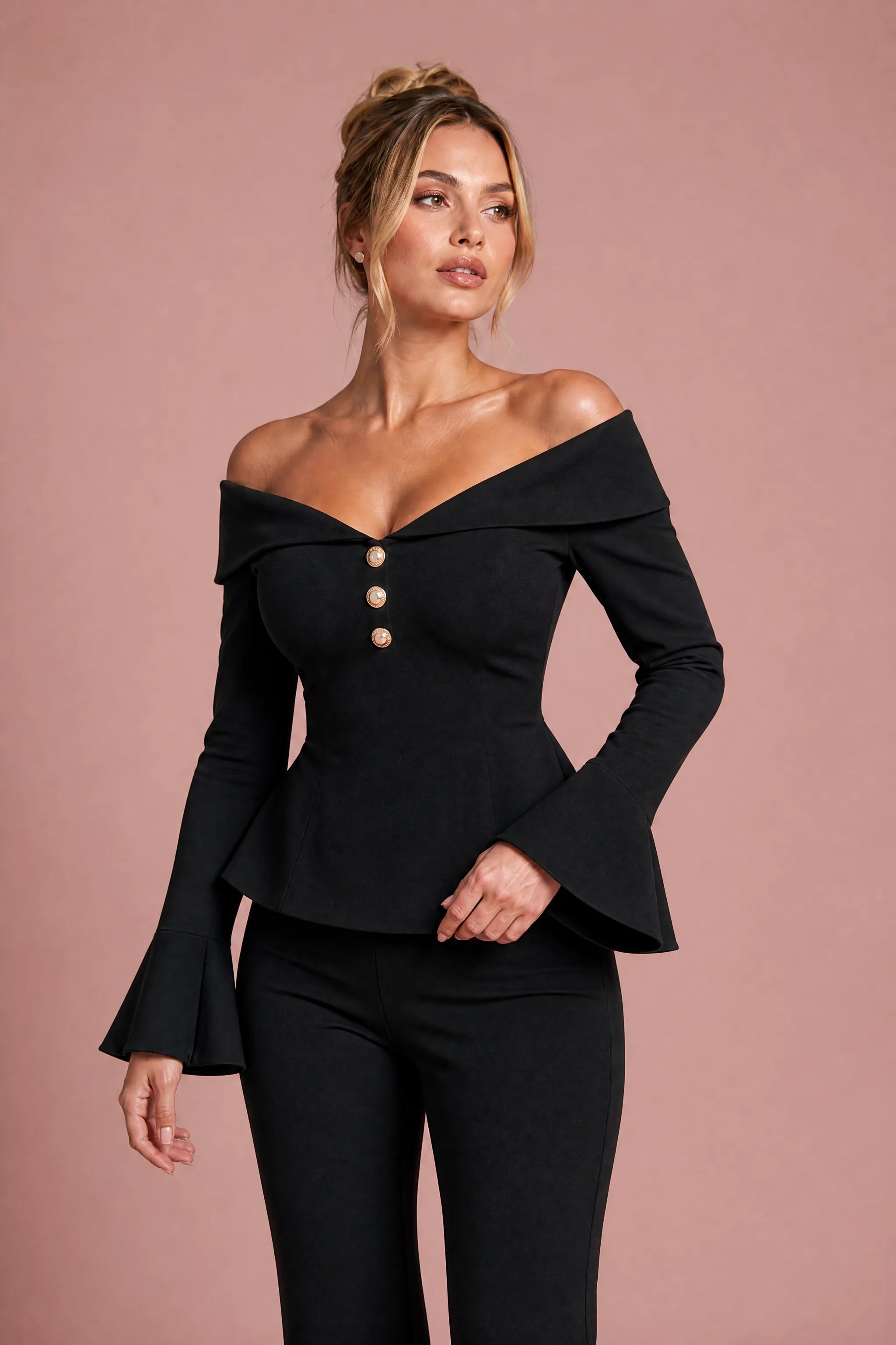 Ensemble pantalon noir à épaules dénudées | Vue rapprochée | Lounelle Paris