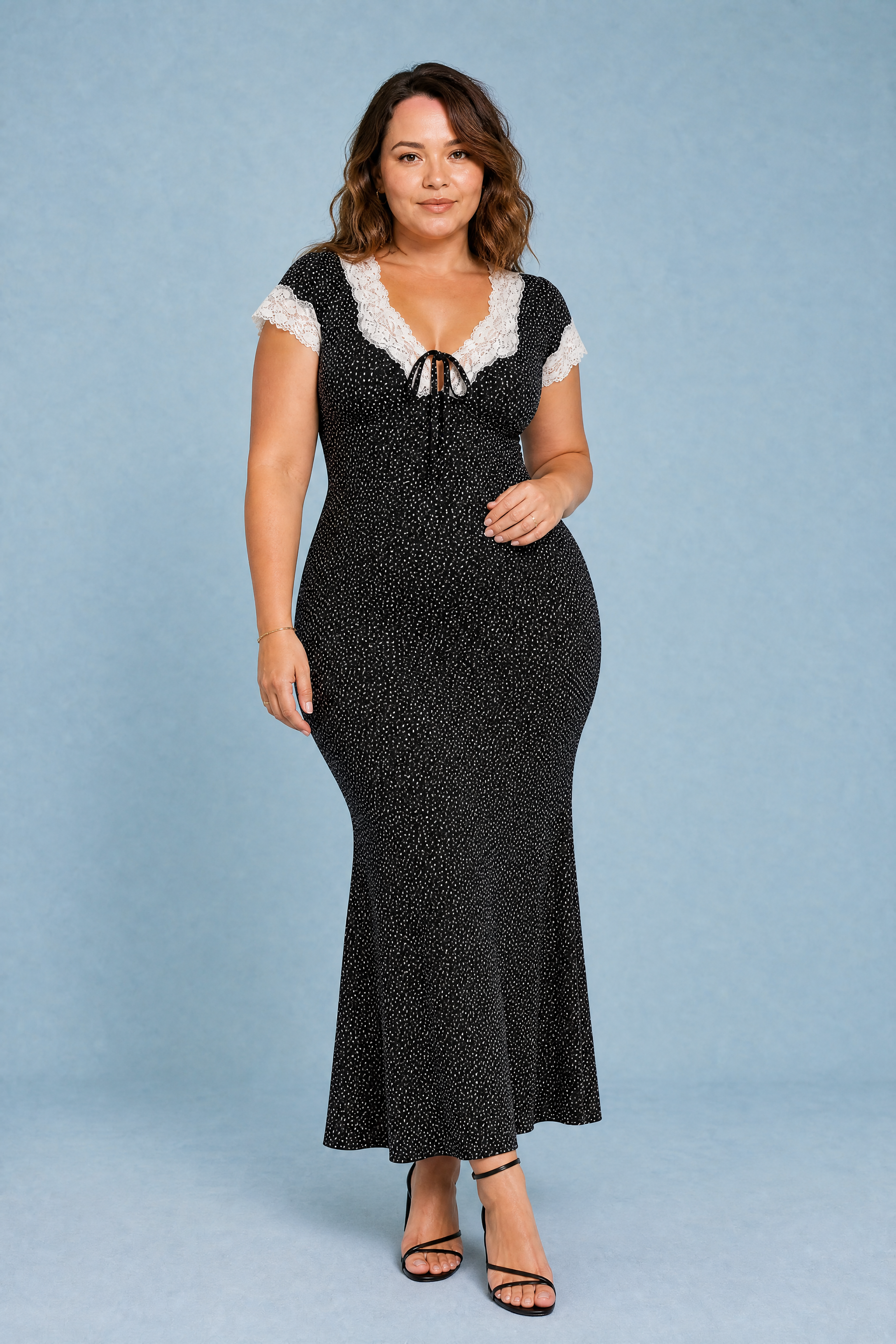 Robe noire à pois bordée de dentelle | Porté sur une autre silhouette | Lounelle Paris