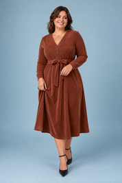 Robe marron col V velours côtelé | Porté sur une silhouette plus ronde | Lounelle Paris