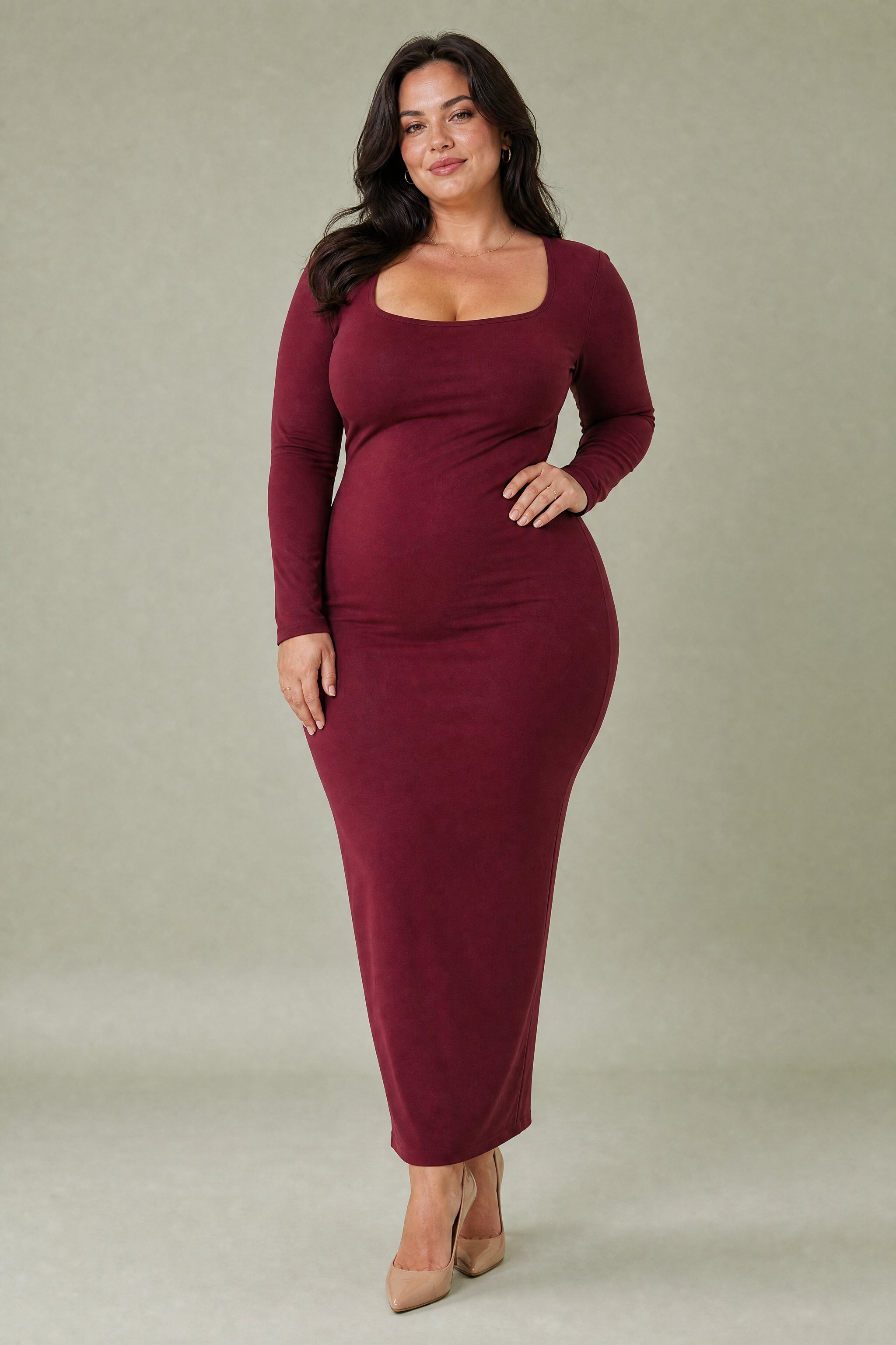 Robe longue bordeaux moulante col carré | Porté sur une silhouette plus ronde | Lounelle Paris