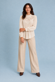 Blusa con colletto a volant e maniche a sbuffo