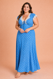Robe longue bleue à pois col V | Porté sur une silhouette plus ronde | Lounelle Paris