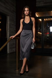 Top noir col halter dos nu | Deuxième photo lifestyle | Lounelle Paris