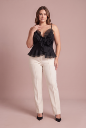 Top à bretelles à volants et fleur | Porté sur une silhouette plus ronde | Lounelle Paris