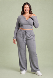 Ensemble col V et pantalon large | Porté sur une silhouette plus ronde | Lounelle Paris