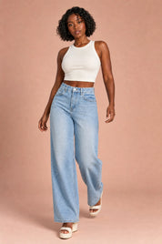 Jean bleu clair coupe ample | Vue en mouvement | Lounelle Paris