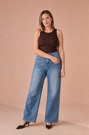 Jean bleu coupe ample taille mi-haute | Porté sur une autre silhouette | Lounelle Paris