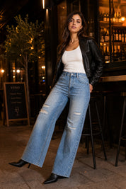 Jean bleu délavé coupe ample déchiré | Deuxième photo lifestyle | Lounelle Paris