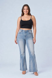Jean bleu délavé coupe évasée | Porté sur une silhouette plus ronde | Lounelle Paris