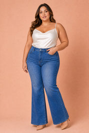 Jean bleu flare taille mi-haute | Porté sur une silhouette plus ronde | Lounelle Paris