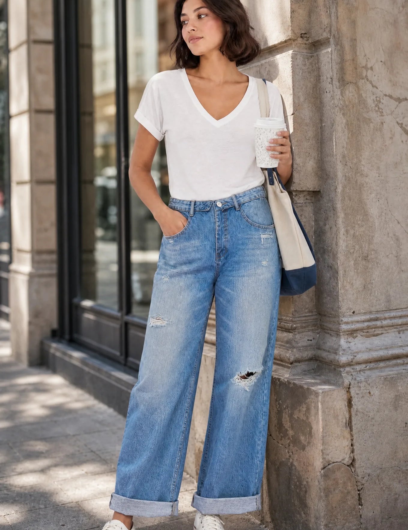 Jean bleu moyen jambe large taille repliée | Photo lifestyle | Lounelle Paris