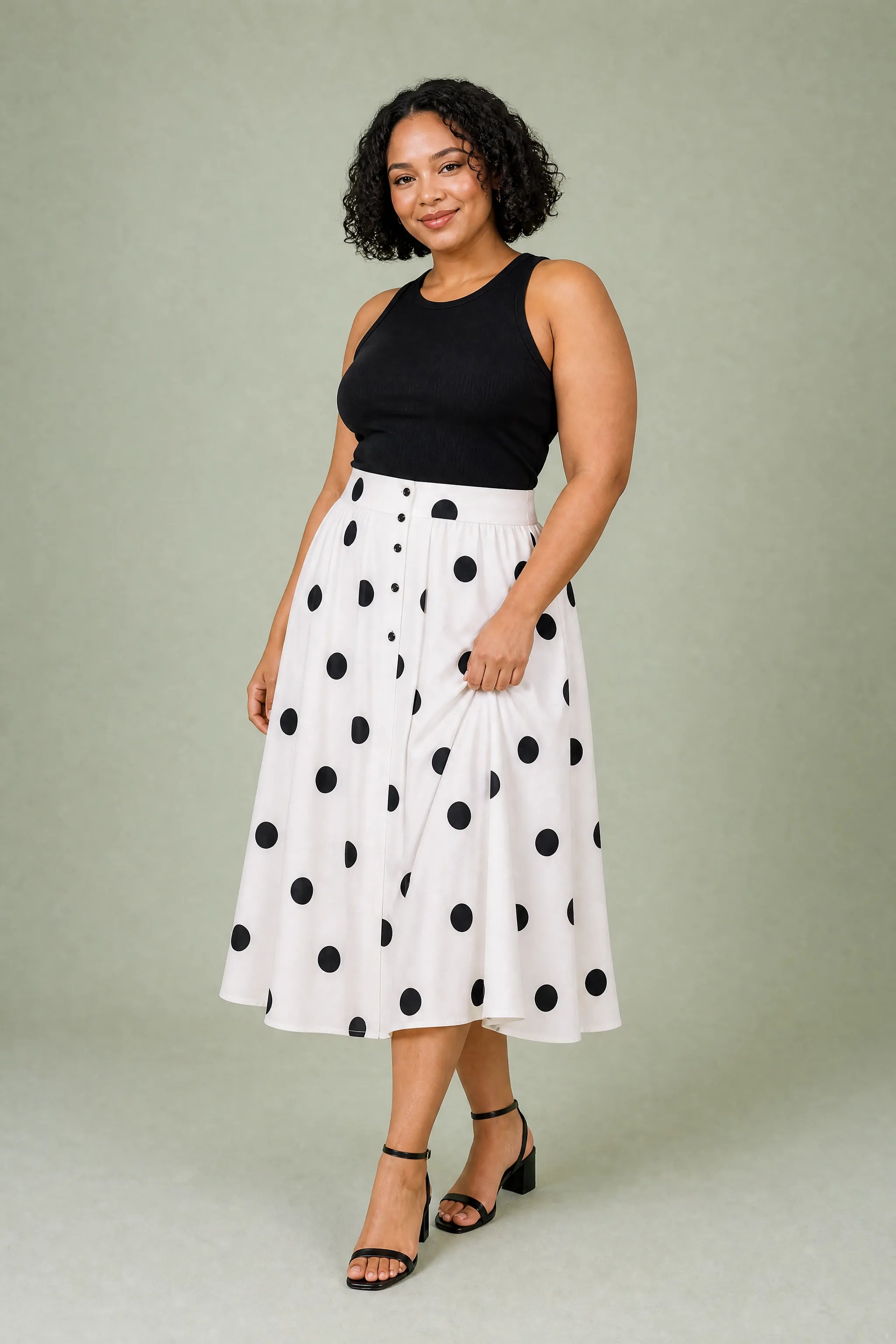 Jupe blanche à pois évasée | Porté sur une silhouette plus ronde | Lounelle Paris