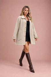 Manteau beige ample col à revers | Vue en mouvement | Lounelle Paris