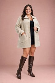 Manteau beige ample col à revers | Porté sur une silhouette plus ronde | Lounelle Paris