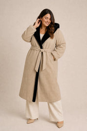 Manteau beige matelassé à capuche | Porté sur une silhouette plus ronde | Lounelle Paris