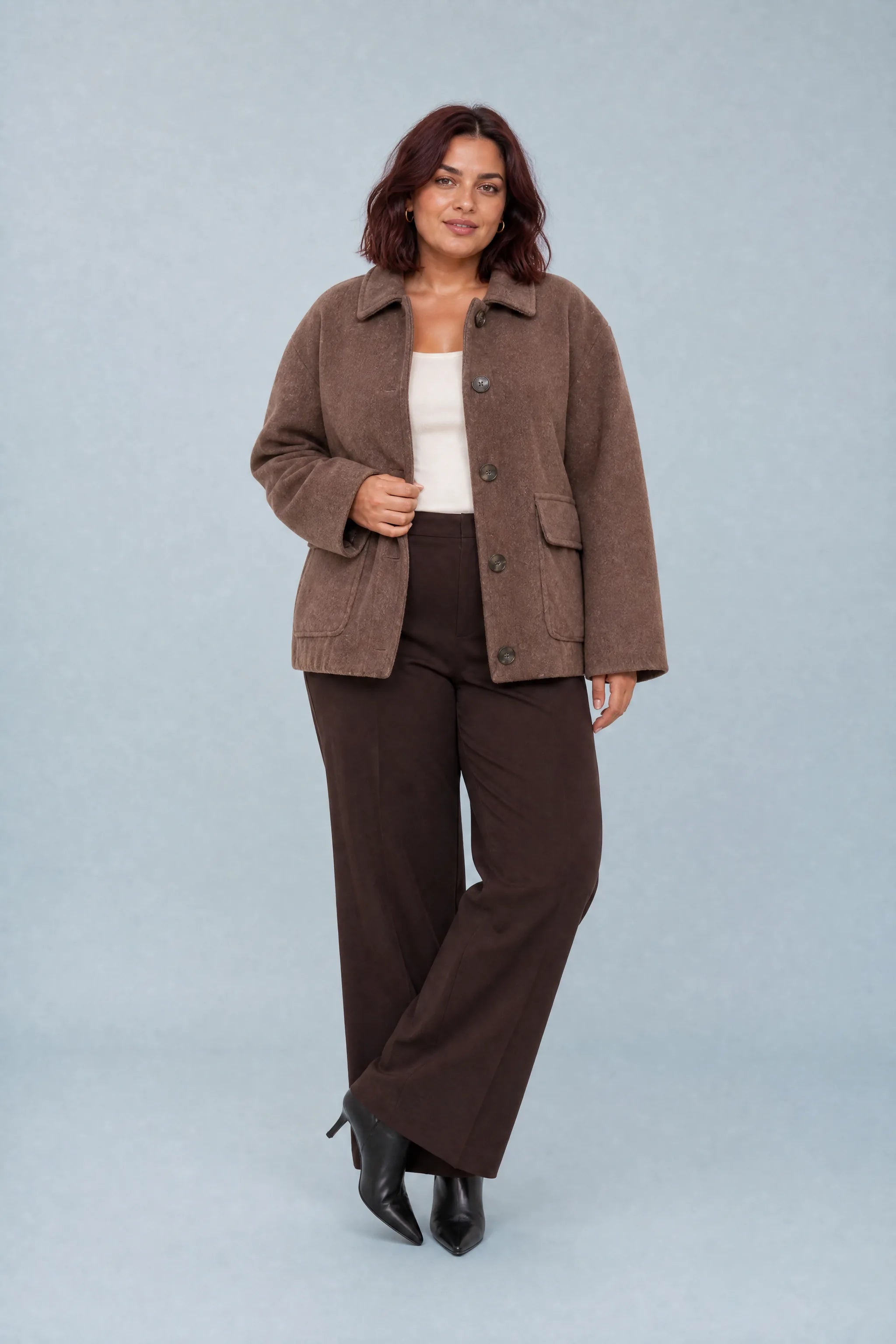 Manteau court ample à boutons | Porté sur une silhouette plus ronde | Lounelle Paris