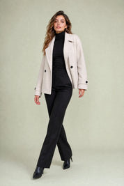 Manteau court écru double boutonnage | Vue en mouvement | Lounelle Paris