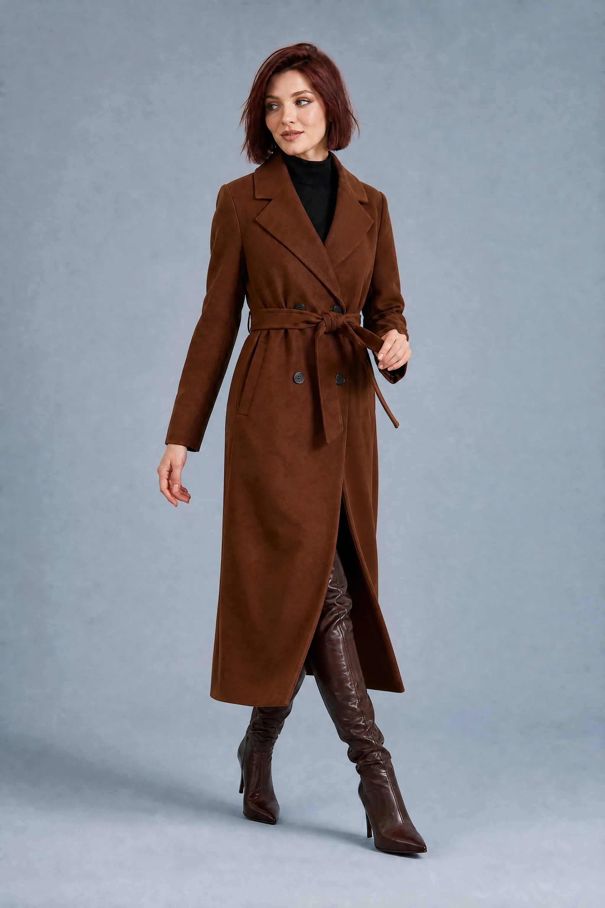 Manteau long marron ceinturé | Vue en mouvement | Lounelle Paris