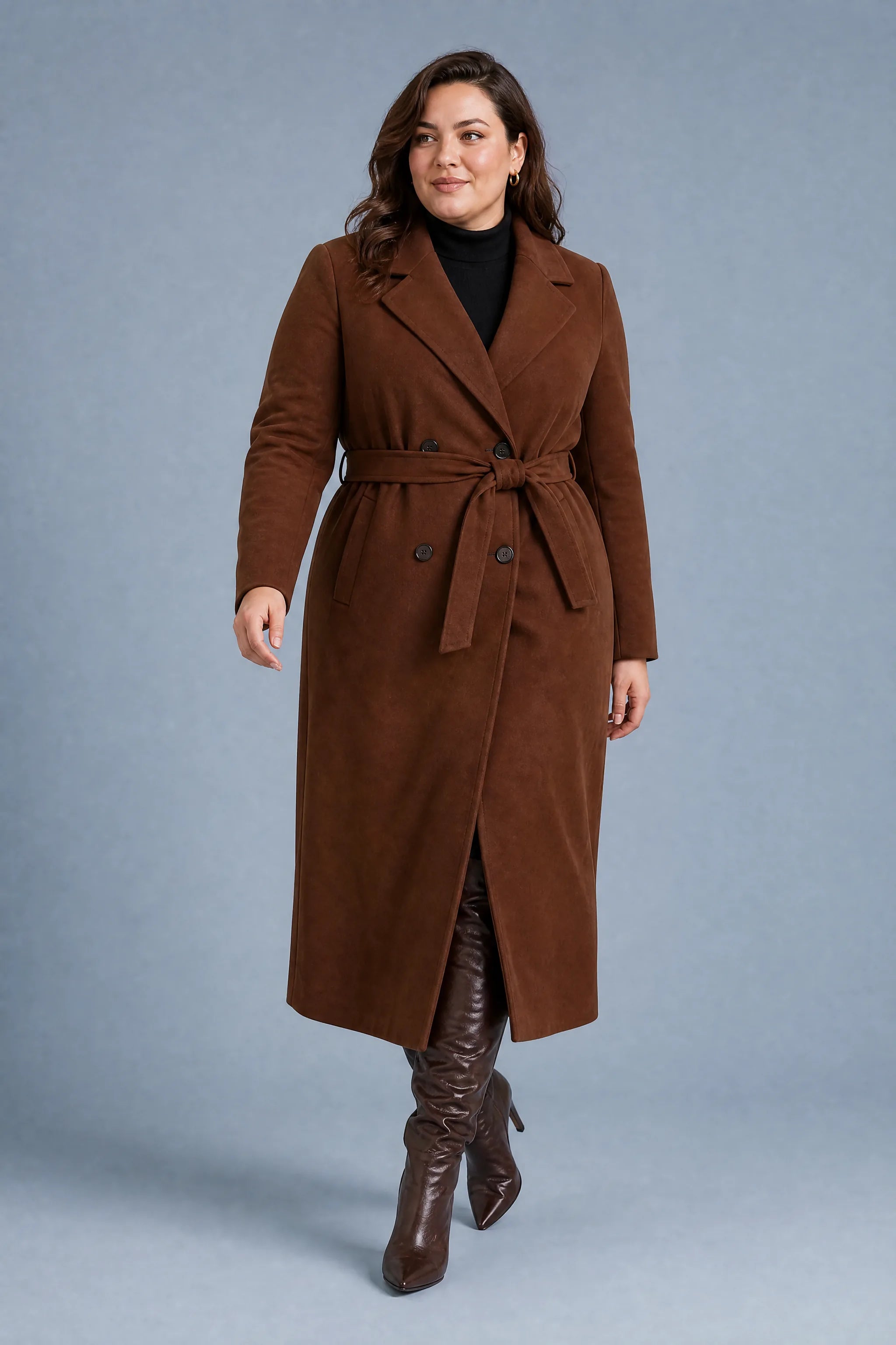 Manteau long marron ceinturé | Porté sur une silhouette plus ronde | Lounelle Paris