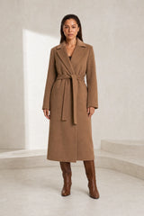 Manteau long marron foncé ceinturé
