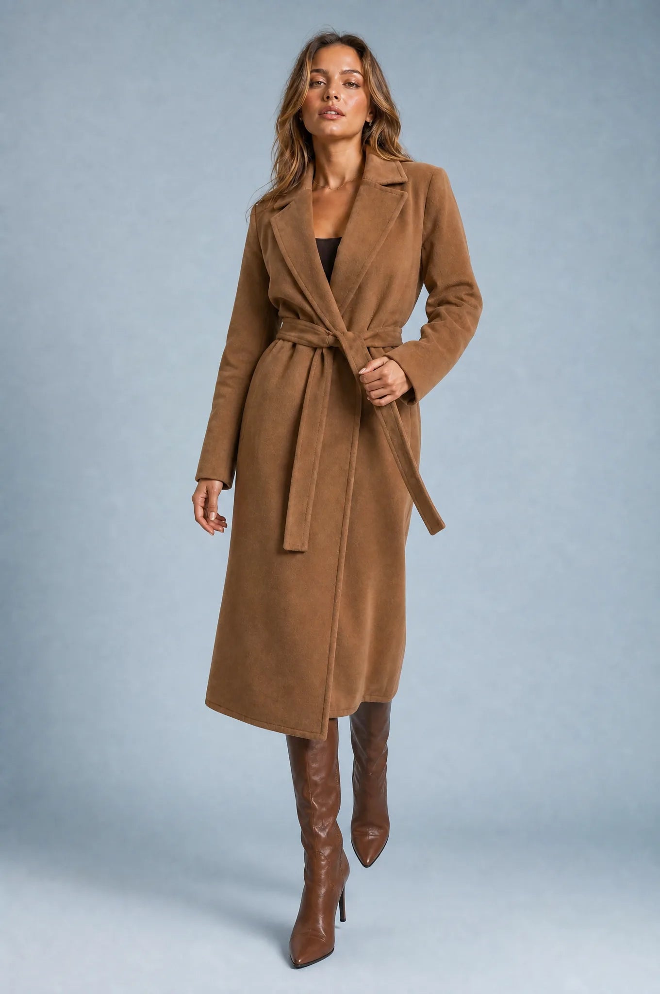 Manteau long marron foncé ceinturé | Vue en mouvement | Lounelle Paris