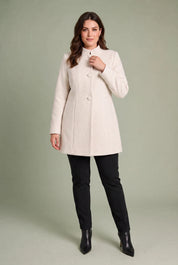 Manteau mi-long à col montant | Porté sur une silhouette plus ronde | Lounelle Paris