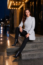 Manteau mi-long à col montant | Variante Gris clair - Lifestyle | Lounelle Paris