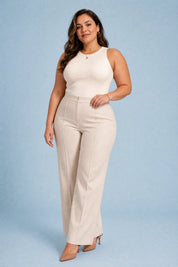 Pantalon abricot plissé taille mi-haute | Porté sur une silhouette plus ronde | Lounelle Paris