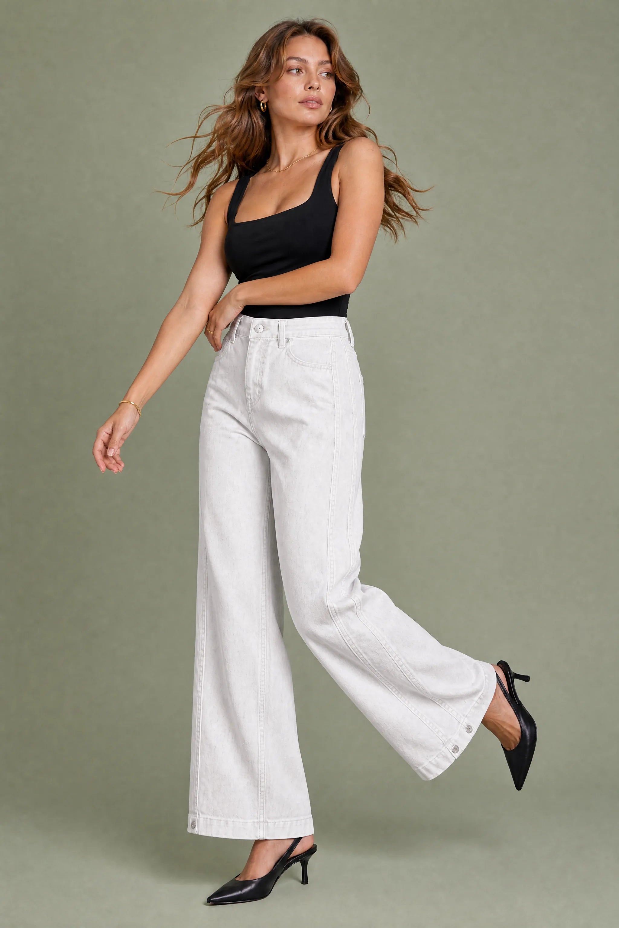Pantalon blanc ample effet délavé | Vue en mouvement | Lounelle Paris