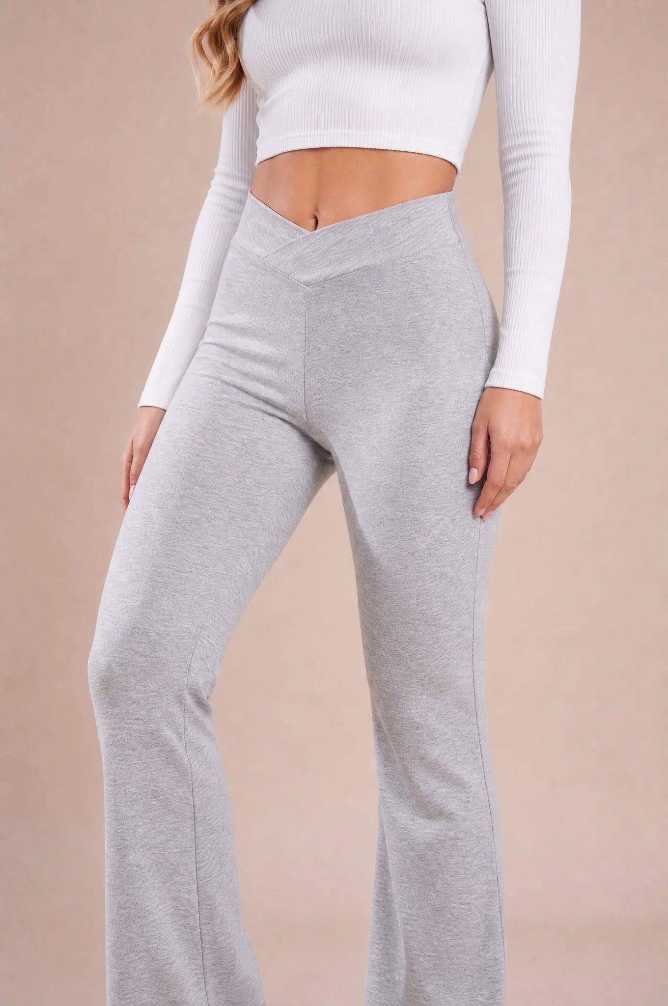 Pantalon gris taille en V évasé | Vue rapprochée | Lounelle Paris