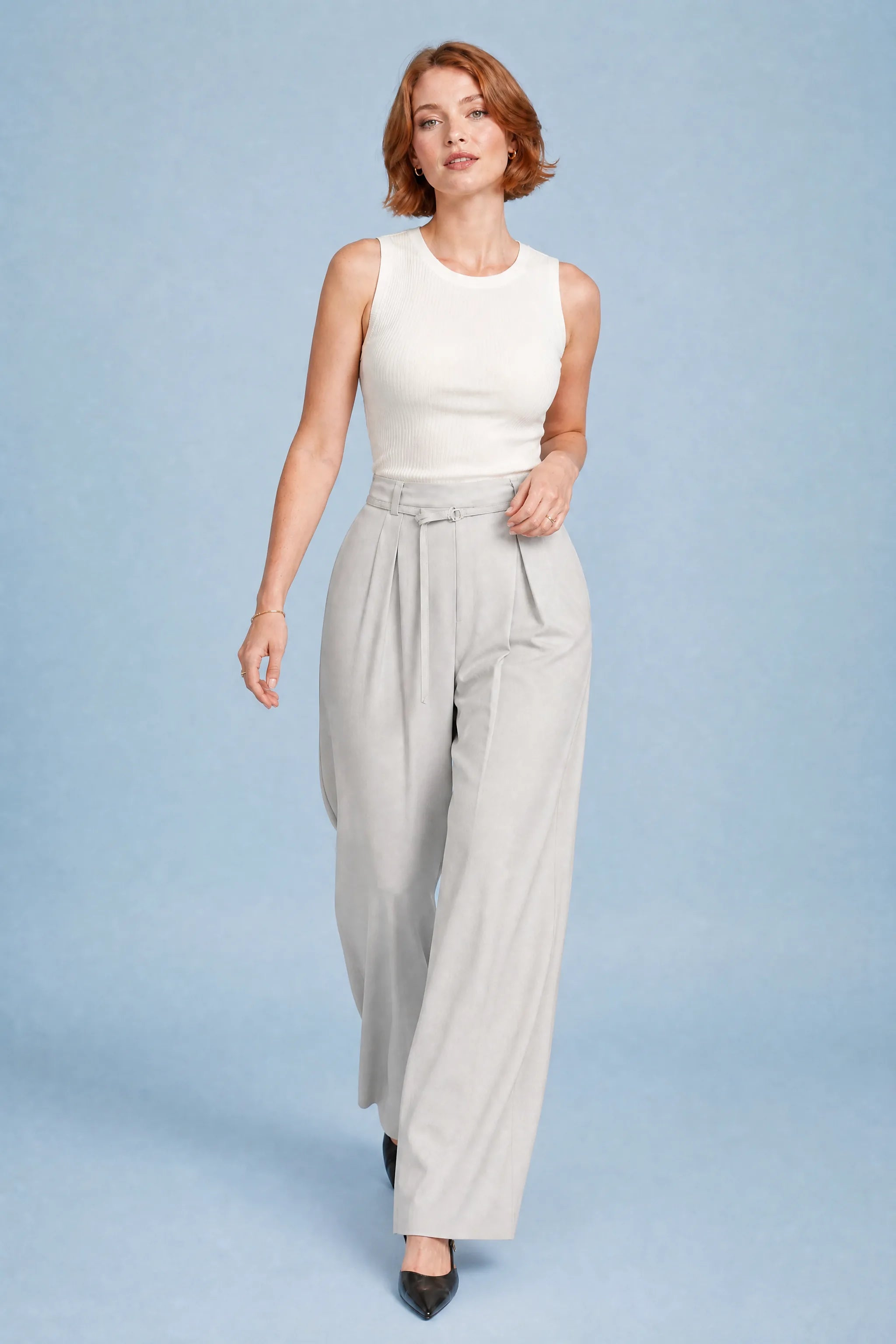 Pantalon large gris clair ceinturé | Vue en mouvement | Lounelle Paris