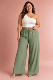 Pantalon large vert taille volantée | Porté sur une silhouette plus ronde | Lounelle Paris