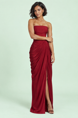Abito lungo bordeaux con collo alto, arricciature e spacco