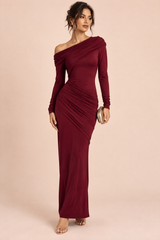 Abito lungo bordeaux monospalla con maniche lunghe e arricciature