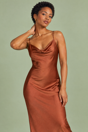 Robe longue satinée marron à col bénitier | Vue rapprochée | Lounelle Paris