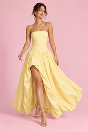 Robe longue jaune froncée sans bretelles | Vue en mouvement | Lounelle Paris