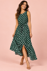Abito lungo verde a pois con collo alto e dettagli drappeggiati
