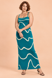 Robe longue rayée dos nu bleu canard | Porté sur une silhouette plus ronde | Lounelle Paris