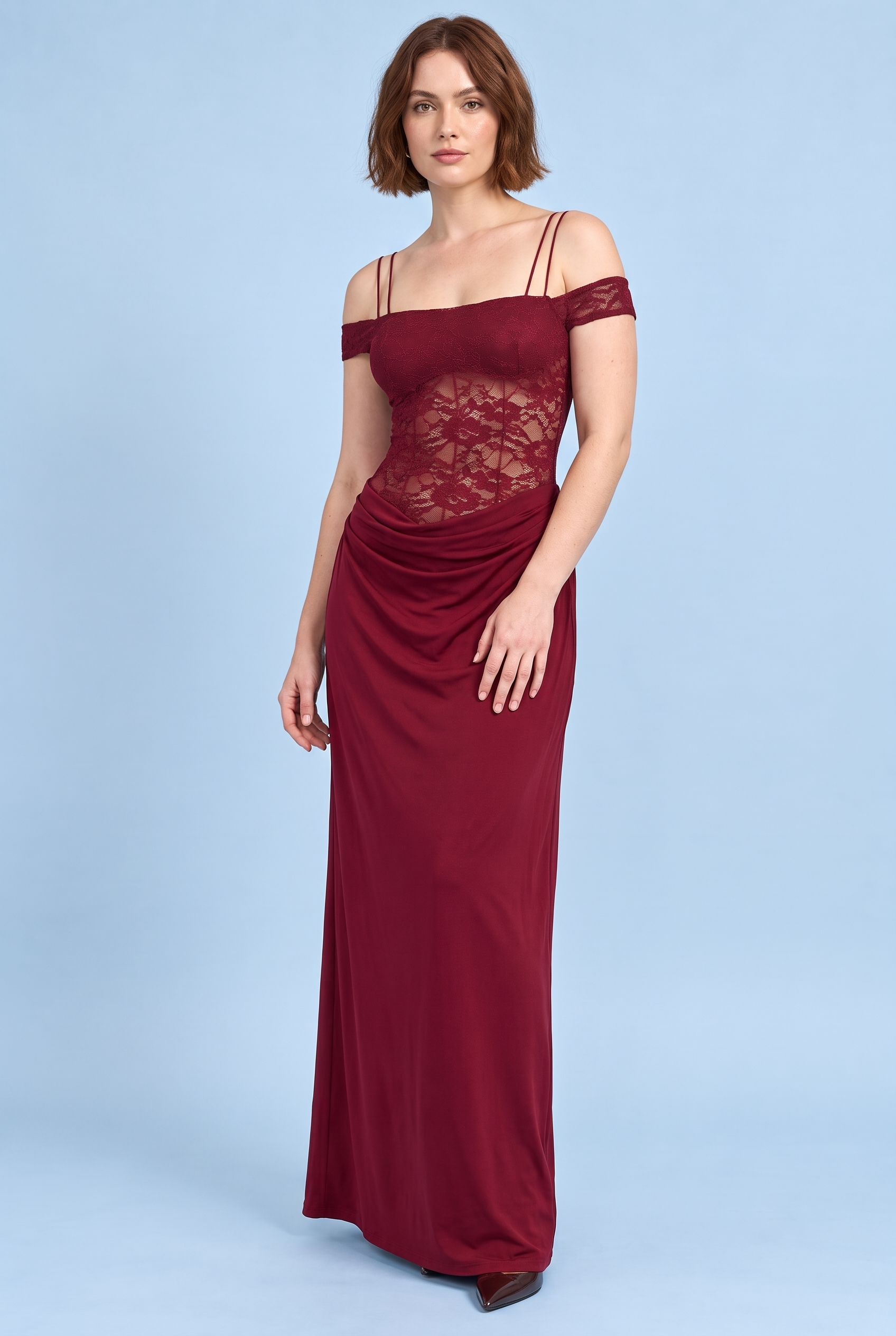 Robe longue bordeaux en dentelle froncée | Porté sur une silhouette plus ronde | Lounelle Paris