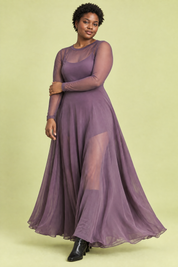 Robe longue violette à empiècements en mesh | Porté sur une silhouette plus ronde | Lounelle Paris