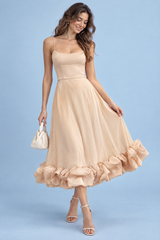 Abito midi beige svasato con orlo a volant