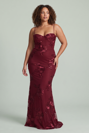 Robe longue bordeaux à broderies florales | Porté sur une silhouette plus ronde | Lounelle Paris