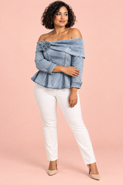 Blouse gris clair à épaules dénudées et basque | Porté sur une silhouette plus ronde | Lounelle Paris